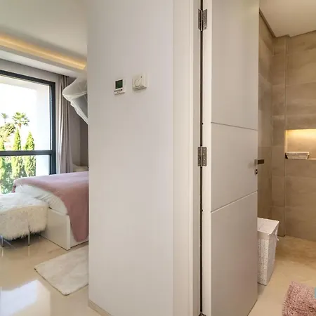 Remarkable 5-bdrm - Heated Pool & Gym Villa