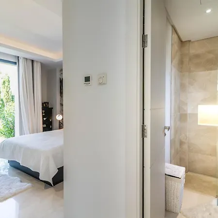 Villa Remarkable 5-bdrm - Heated Pool & Gym Estepona