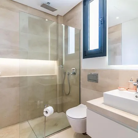 Remarkable 5-bdrm - Heated Pool & Gym * Estepona