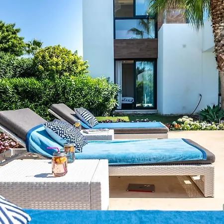 Villa Remarkable 5-bdrm - Heated Pool & Gym Estepona