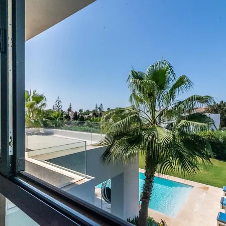 Remarkable 5-bdrm - Heated Pool & Gym Estepona