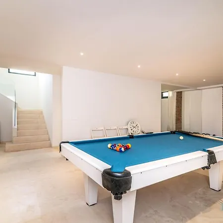 Villa Remarkable 5-bdrm - Heated Pool & Gym *