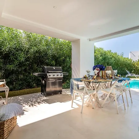 Remarkable 5-bdrm - Heated Pool & Gym Villa *