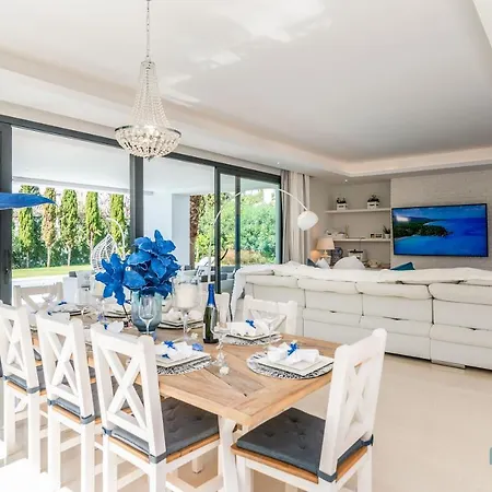 Remarkable 5-bdrm - Heated Pool & Gym * Estepona