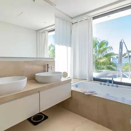 Remarkable 5-bdrm - Heated Pool & Gym Estepona