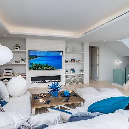 Remarkable 5-bdrm - Heated Pool & Gym Villa Estepona