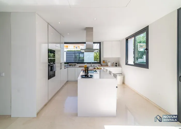 Remarkable 5-bdrm - Heated Pool & Gym Villa Estepona