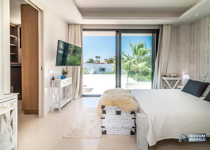 Remarkable 5-bdrm - Heated Pool & Gym Villa