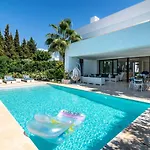 Remarkable 5-bdrm - Heated Pool & Gym * Estepona