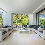 Villa Remarkable 5-bdrm - Heated Pool & Gym *