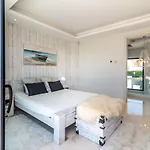 Remarkable 5-bdrm - Heated Pool & Gym Villa