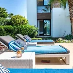 Villa Remarkable 5-bdrm - Heated Pool & Gym Estepona