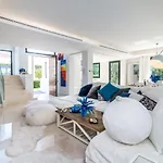 Villa Remarkable 5-bdrm - Heated Pool & Gym