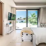 Remarkable 5-bdrm - Heated Pool & Gym Villa