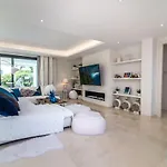 Villa Remarkable 5-bdrm - Heated Pool & Gym Estepona