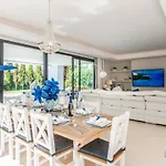 Remarkable 5-bdrm - Heated Pool & Gym * Estepona
