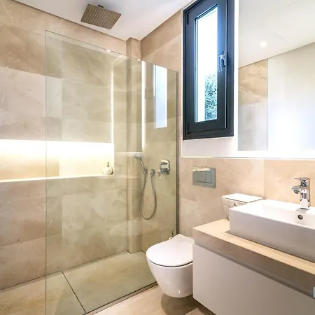 Remarkable 5-bdrm - Heated Pool & Gym Villa *