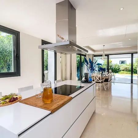 Remarkable 5-bdrm - Heated Pool & Gym