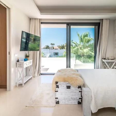Remarkable 5-bdrm - Heated Pool & Gym Villa