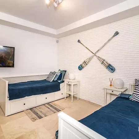 Remarkable 5-bdrm - Heated Pool & Gym *