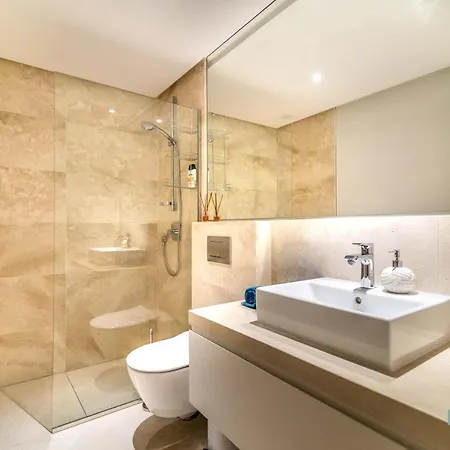 Remarkable 5-bdrm - Heated Pool & Gym וילה *