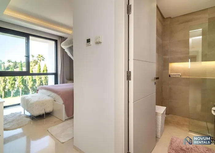 Remarkable 5-bdrm - Heated Pool & Gym Villa