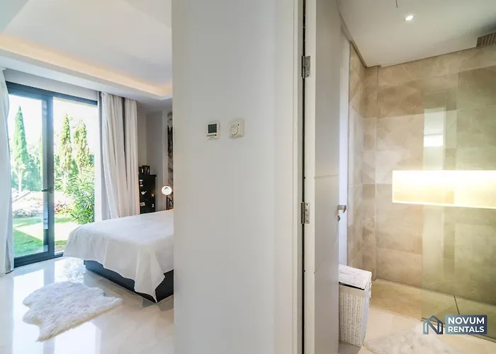 Villa Remarkable 5-bdrm - Heated Pool & Gym Estepona