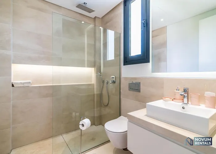 Remarkable 5-bdrm - Heated Pool & Gym * Estepona