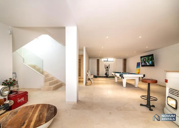 Remarkable 5-bdrm - Heated Pool & Gym Villa Estepona