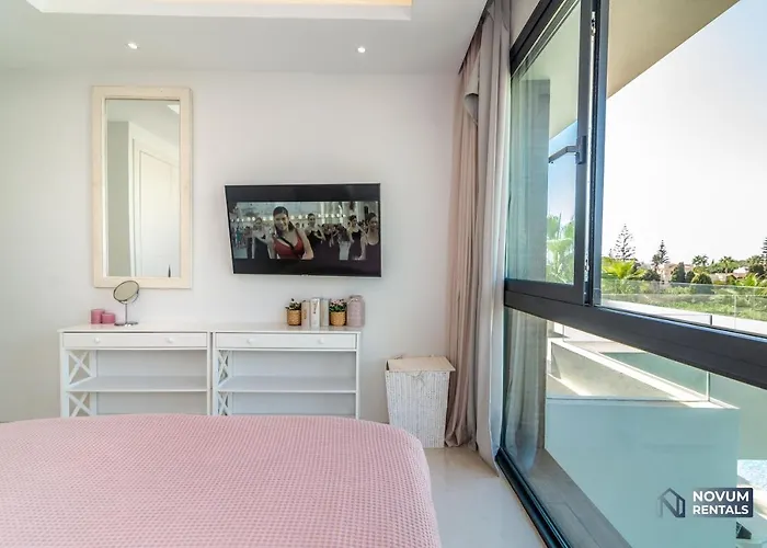 Remarkable 5-bdrm - Heated Pool & Gym Villa Estepona