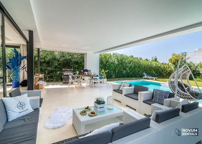 Remarkable 5-bdrm - Heated Pool & Gym Villa *