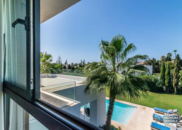 Remarkable 5-bdrm - Heated Pool & Gym Estepona