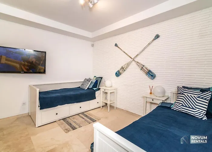 Remarkable 5-bdrm - Heated Pool & Gym *