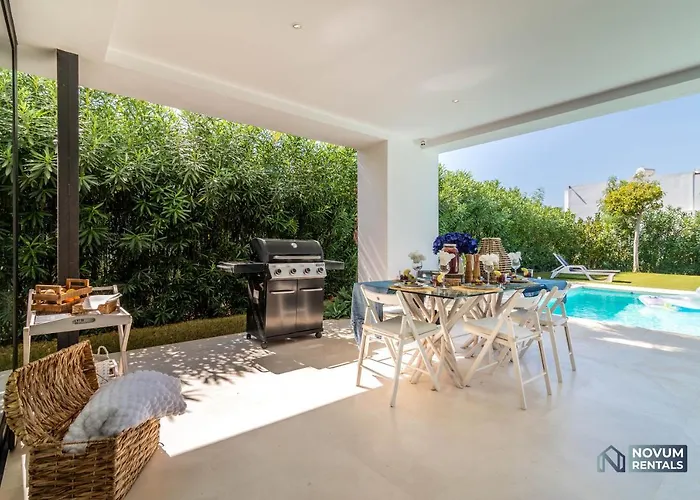 Remarkable 5-bdrm - Heated Pool & Gym Villa *