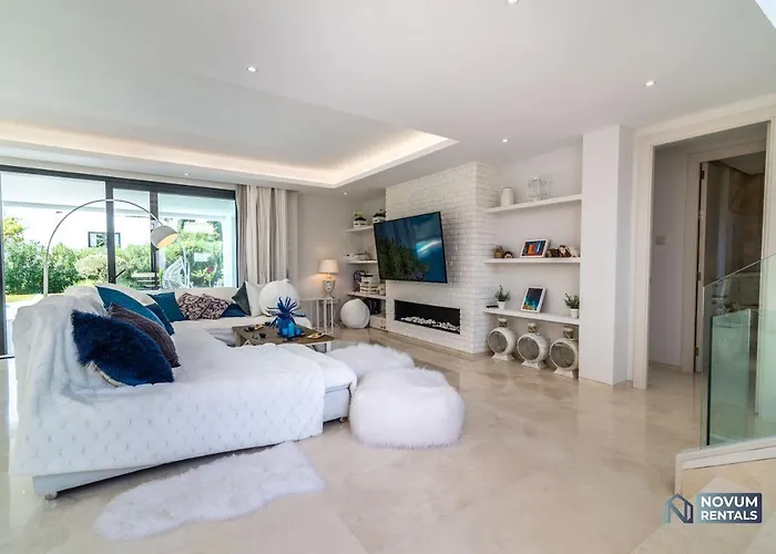 Villa Remarkable 5-bdrm - Heated Pool & Gym Estepona