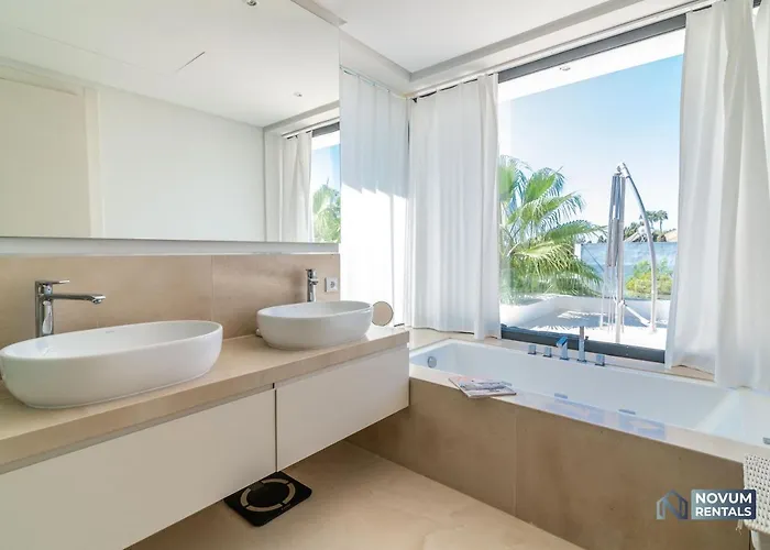 Remarkable 5-bdrm - Heated Pool & Gym Estepona