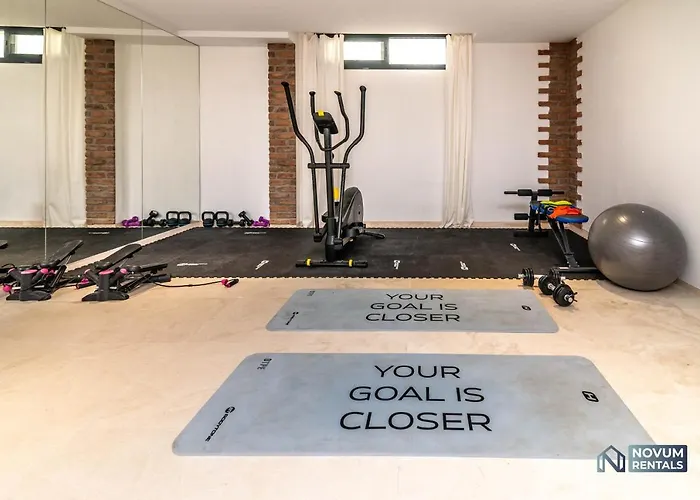 Remarkable 5-bdrm - Heated Pool & Gym