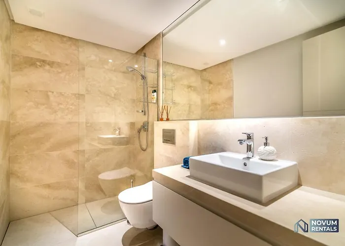 Remarkable 5-bdrm - Heated Pool & Gym Villa *