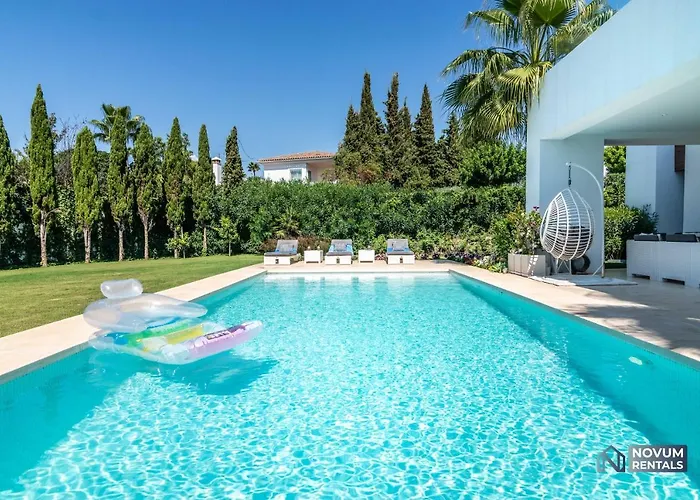 Villa Remarkable 5-bdrm - Heated Pool & Gym Estepona