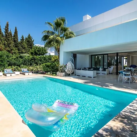 Remarkable 5-bdrm - Heated Pool & Gym * Estepona