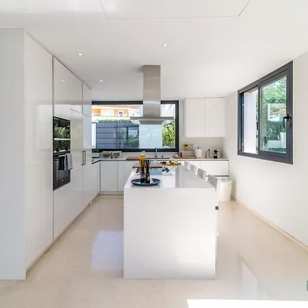 Remarkable 5-bdrm - Heated Pool & Gym Villa Estepona