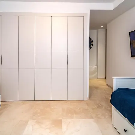 Remarkable 5-bdrm - Heated Pool & Gym Вілла