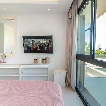 Remarkable 5-bdrm - Heated Pool & Gym Villa Estepona