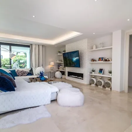 Villa Remarkable 5-bdrm - Heated Pool & Gym Estepona