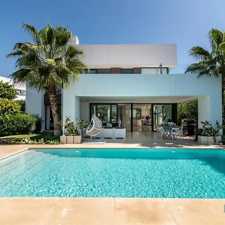 Remarkable 5-bdrm - Heated Pool & Gym * Estepona