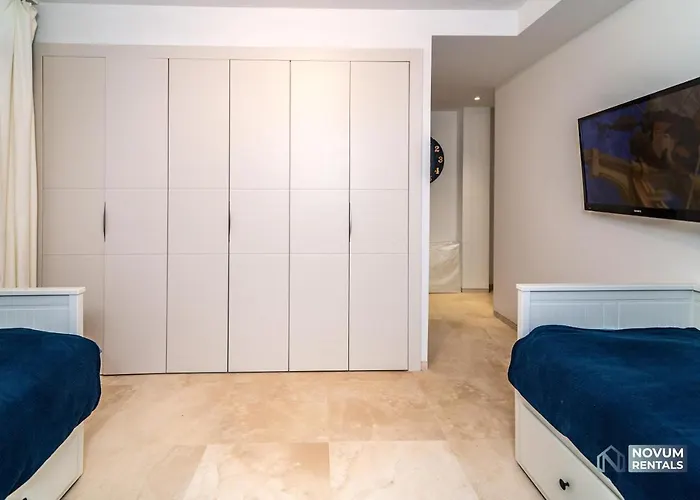 Remarkable 5-bdrm - Heated Pool & Gym Вілла