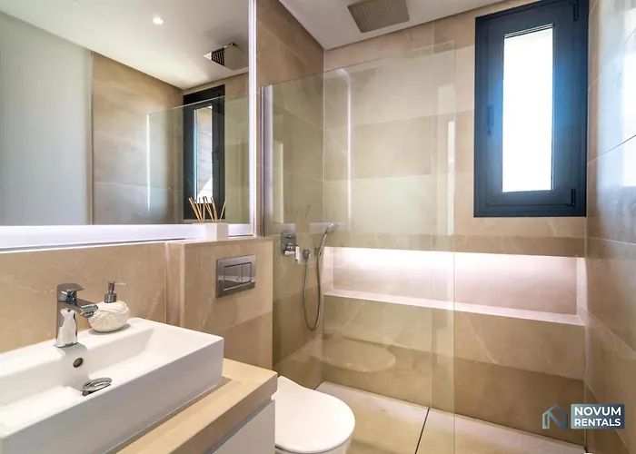 Вілла Remarkable 5-bdrm - Heated Pool & Gym