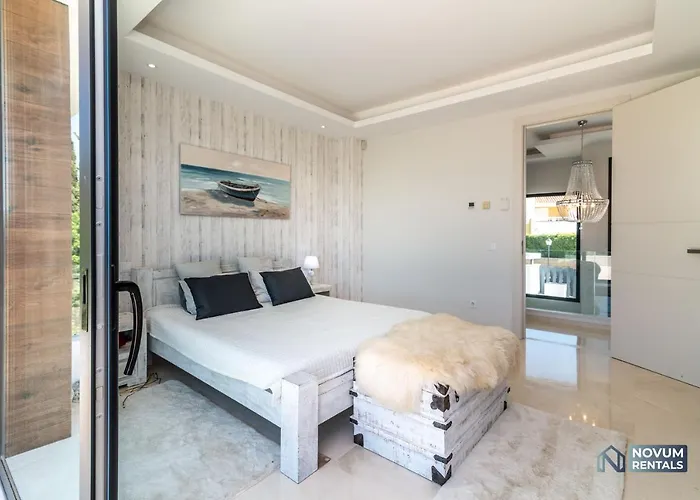 Remarkable 5-bdrm - Heated Pool & Gym ヴィラ