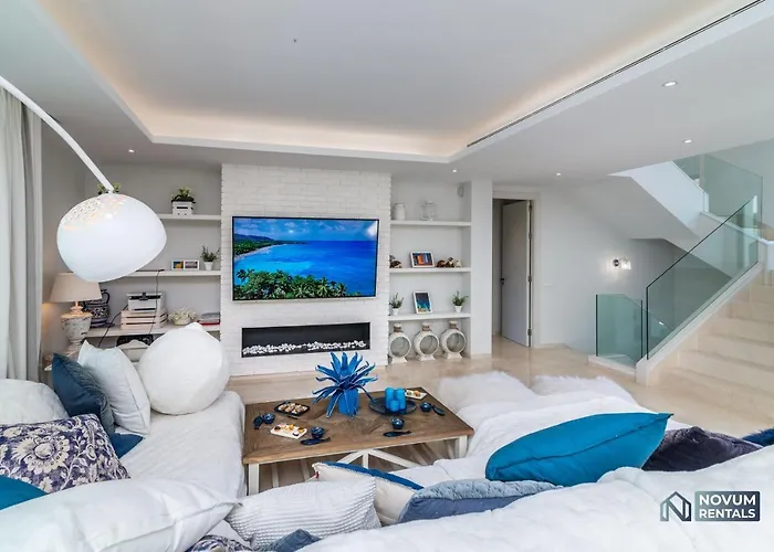 Remarkable 5-bdrm - Heated Pool & Gym ヴィラ エステポナ